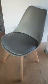 Jedálenská stolička sivá
