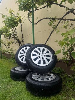 Sada pneu 195/65 R15 + disky + puklice Hyundai