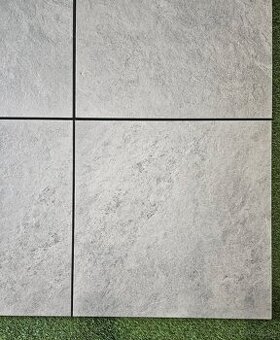 Dlažba aj na terče, 60x60x2cm,stredne sivá, vzor kameň