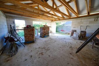 Rozostavaný priestranný 4 izbový RD na predaj, 1234 m2, Kokš