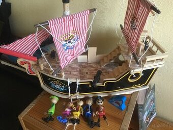 Drevená pirátska loď s figúrkami pirátov