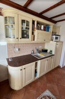 Venkovská krémová kuchyně se spotřebiči,4802