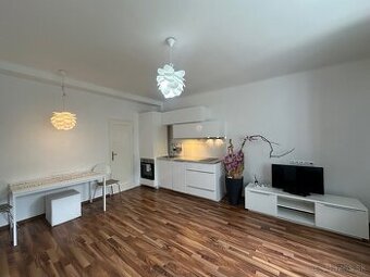 na prenájom priestranný 2 izb byt Bratislava-Staré Mesto