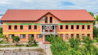 Bytovka s tenisovým kurtom v areáli v Leviciach