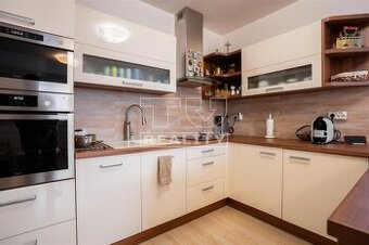 LEN U NÁS - Predaj moderného 3-izbového bytu v...