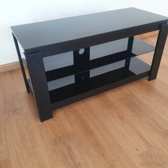 Stolík pod televízor