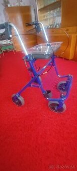 CHODíTKO PRE SENIOROV