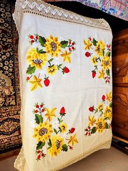 Krásny krémový obrus s bohatou slnečnicovou výšivkou, ružičk