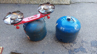 Plynový varič s dvoma plynovými bombami