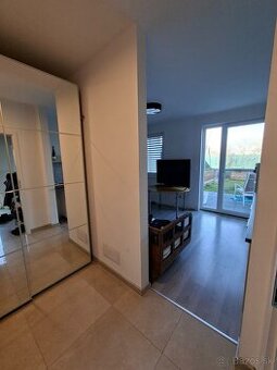 Prenajmem samostatnú izbu v rodinnom dome