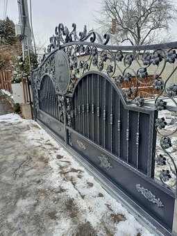 Kované brány, ploty a zábradlia.