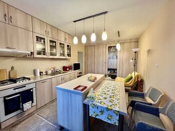 JAZERO - METEOROVÁ 1,5 IZBOVÝ BYT 42 M2, LODŽIA, SKRINE NA