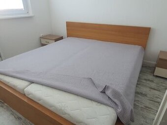 Manželská posteľ, s matracmi a nočnými stolíkmi