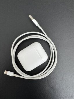 Apple AirPods s nabíjacím puzdrom + nabíjací kábel