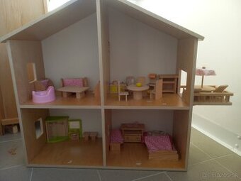 Drevený domček pre bábiky