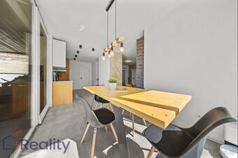 Moderný rodinný dom s veľkým pozemkom, terasou a zariadením