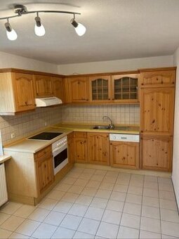 Moderní kuchyňská linka se spotřebiči