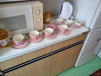 Anglický porcelán, brúsené krištáľové vázy a sviečky.