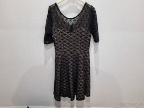 Dámske elastické čipkované šaty čierno-béžove - veľkosť M