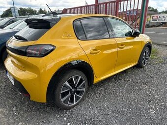 Peugeot 208 GT-1.2benzin-8900km-stav noveho auta