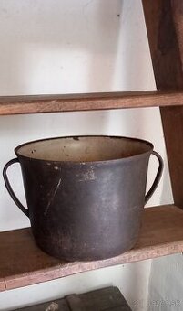 Starožitný liatinový hrniec