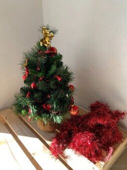 Predám umelý vianočný stromček aj s ozdobami, 65 cm