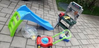 zachovale plastove hracky + stolicku