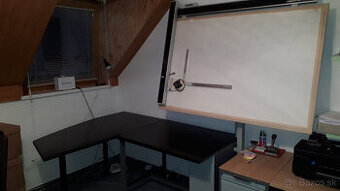 Rysovacia tabuľa so stolom