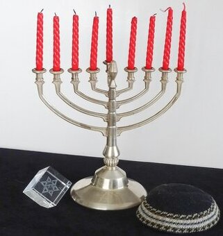 Svietnik a jarmulka.