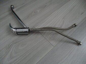 kuchynskú pákovú vodovodnú batériu a s dvomi batériovými pre