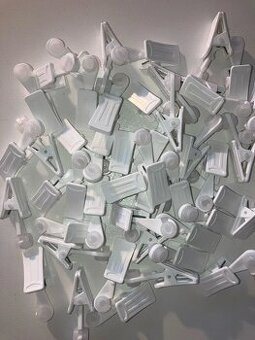 Nove nepouzite 50 ks Plastové žabky na záclony do plastových