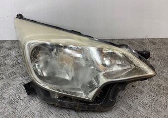 Toyota Verso S 2010- pravé predné svetlo