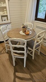 Krásny provensálsky jedálenský stôl a štyri stoličky
