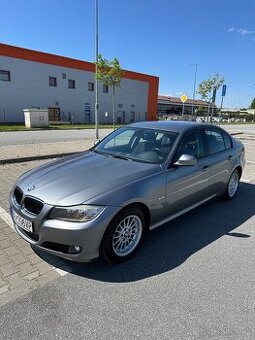 BMW 318d (E90)