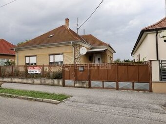 4 izbový rodinný dom s garážou v obľúbenej lokalite…