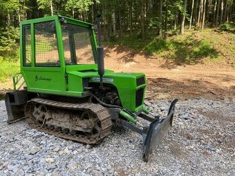 Predam pasovy traktor zelezny kon