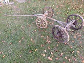 Starý drevený vozík - zachovalý