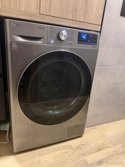 Úzka spredu plnená práčka LG strieborná