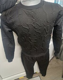 Pánsky čierny set s reliéfnym vzorom – Mikina a tepláky