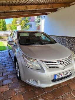 Toyota avensis t27 sedan