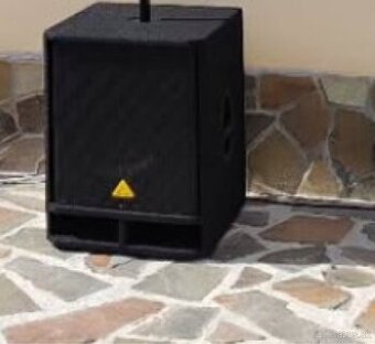 aktivný subwoofer behringer q1800d