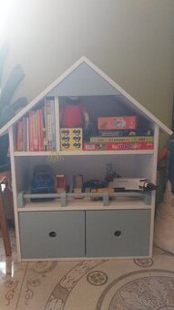 Detská polička v tvare domčeka