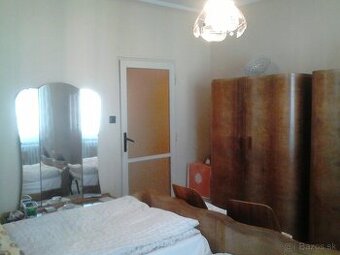 Starožitná orechová spálňa