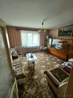 Darujeme sedaciu supravu+stolík + luster+ koberec