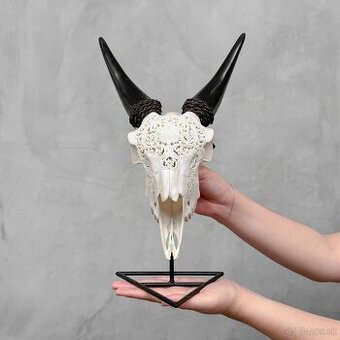 Autentická biela vyrezávaná lebka kozy - motív veľký lotos