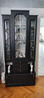 Čierna vitrína vo výbornom stave