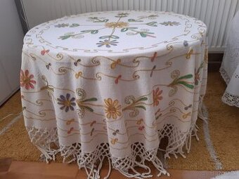 Okrúhly retro obrus