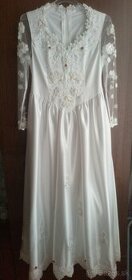 Svadobné šaty s červenými kvietkami