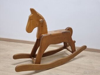 Dreveny hojdaci kon - 50 rocny