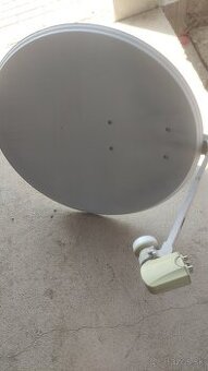 Satelitný tanier s hlavicou a príchytkou